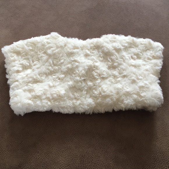 ๐ 4/$30 NWT Girls Faux Fur Shawl - Picture 2 of 5